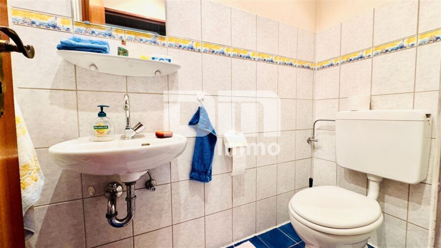 Schönes Einfamilienhaus mit Garage und Terrasse / Ständerbauweise in hervorragender Lage - EG Gäste WC